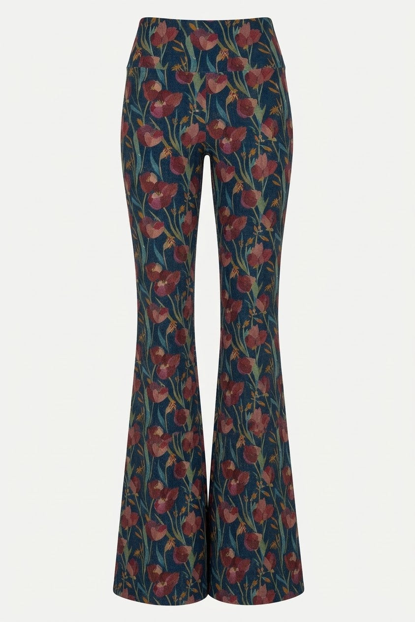 Pantalone a zampa con fiori rossi su fondo blu scuro